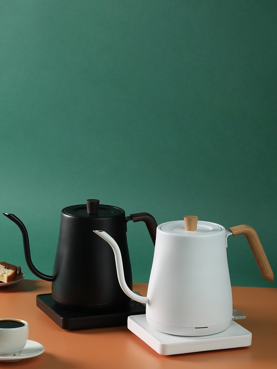 "THE POUR-PRO" Electric Goose Neck Kettle with Wooden Handle - Blanc